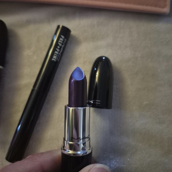 MAC Cosmetic Kisses & Bows Lip Kit Purple - Picture 2 of 7